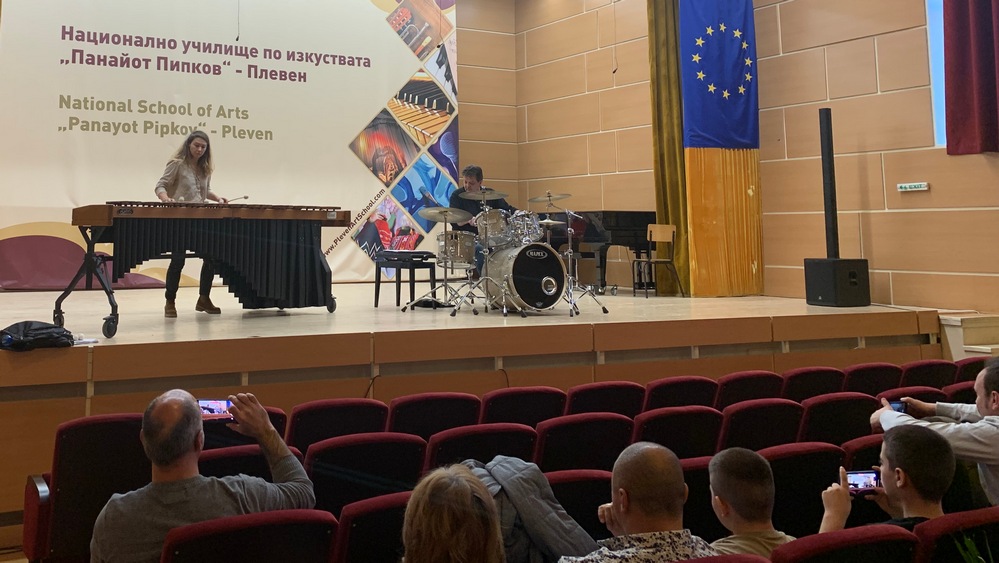 Изтъкнати български музиканти проведоха мотивационен урок по ударни инструменти в НУИ Панайот Пипков